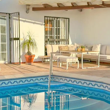 Luxury With Private Pool & Sea Views, Дом отдыха