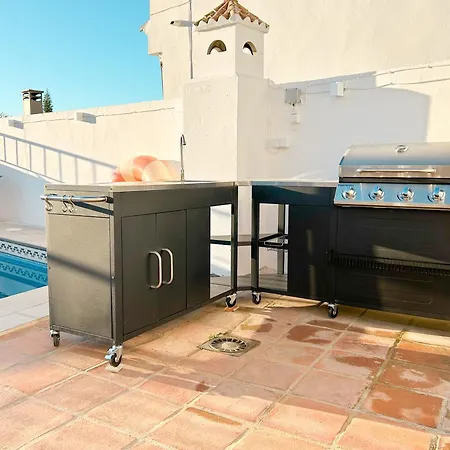 Luxury With Private Pool & Sea Views, Casa vacanze *
