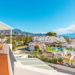 펜션 Luxury With Private Pool & Sea Views, 네르하