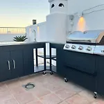 Luxury With Private Pool & Sea Views, 펜션