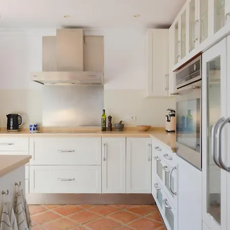 Luxury With Private Pool & Sea Views, Holiday home *