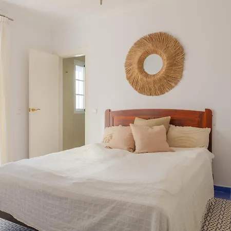 Luxury With Private Pool & Sea Views, Vakantiehuis *