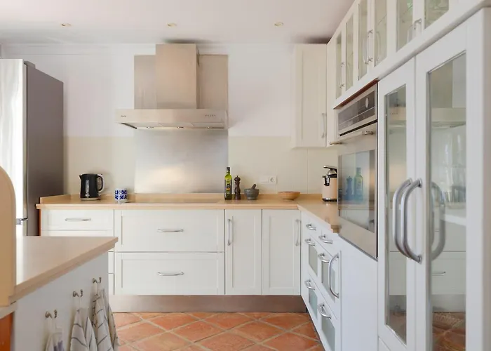 Luxury With Private Pool & Sea Views, Holiday home *