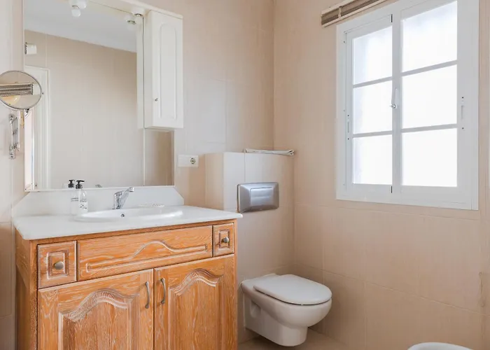 Luxury With Private Pool & Sea Views, Holiday home *