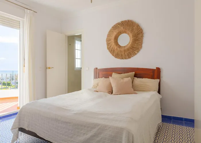 Luxury With Private Pool & Sea Views, Holiday home *