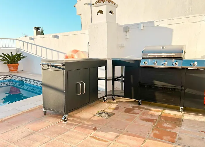 Luxury With Private Pool & Sea Views, Holiday home *