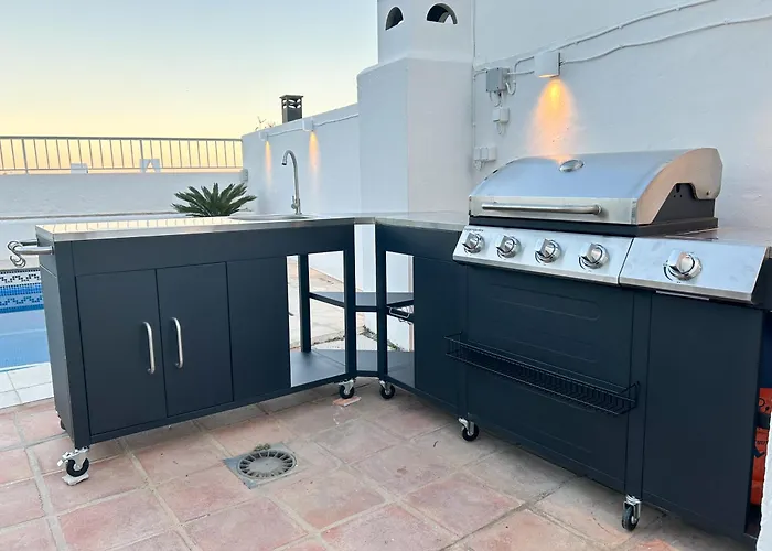 Luxury With Private Pool & Sea Views, Holiday home